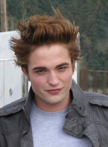 robert pattinson on twilight set