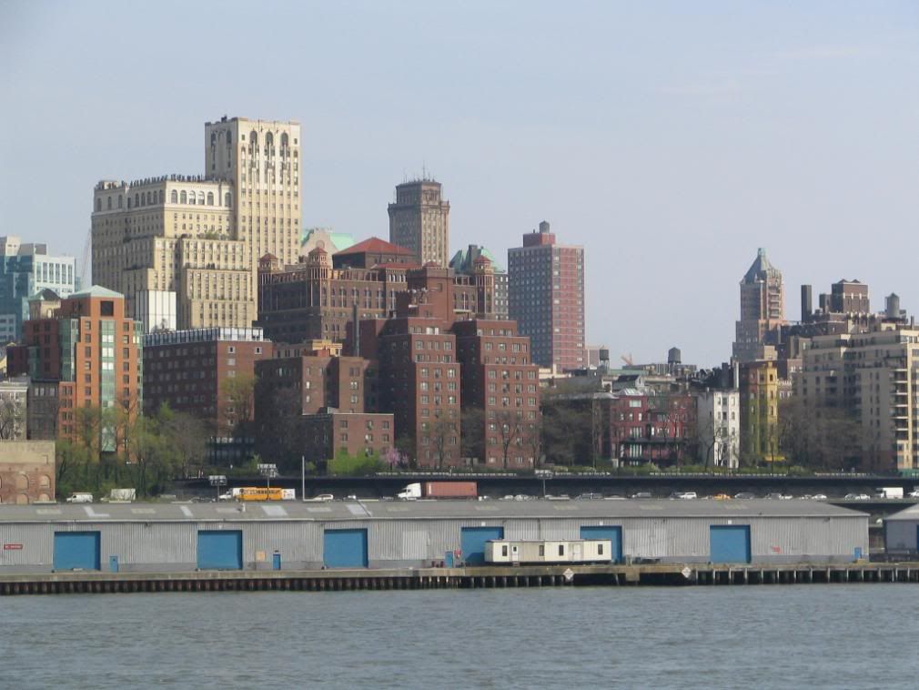 http://i267.photobucket.com/albums/ii283/sandyuspatriot/NYC%20best%20pics/BrooklyndeSouthstreet.jpg