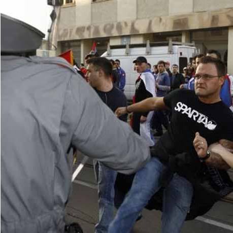 kordon_policije prema srpskim demonstrantima
