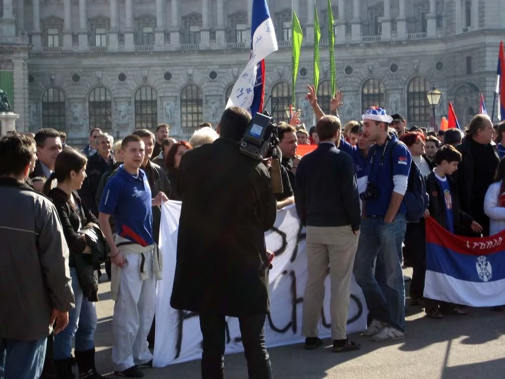 Srbi demonstriraju u Becu na Heldenplatzu