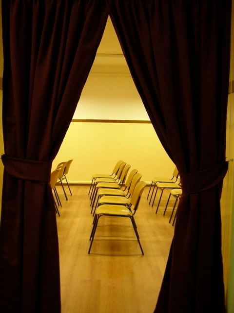 Le tende davanti agli ingressi al teatro