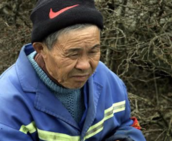 在五老峰门口遇到的头戴耐克帽的时尚老头儿.