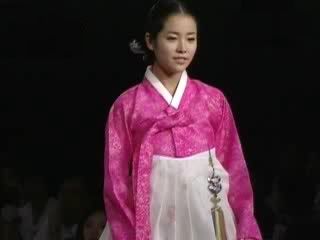 [Resim: 20070918showbizextra513rm4.jpg]